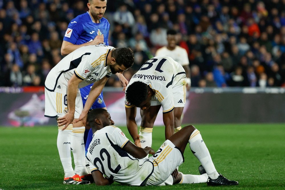 El defensa alemán del Real Madrid Antonio Rudiger en el suelo con problemas físicos, durante el partido de la jornada 20 de LaLiga EA Sports que enfrentó al Getafe CF y al Real Madrid en el Coliseum. EFE/JUANJO MARTIN
