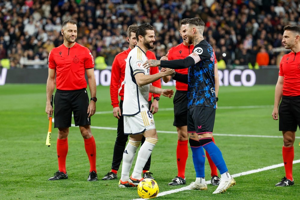El defensa del Real Madrid Nacho Fernández (c-i) y el del Sevilla Sergio Ramos (2d), en el saludo previo antes del partido de LaLiga que Real Madrid y Sevilla FC disputan este domingo en el estadio Santiago Bernabéu. EFE/Javier Lizón