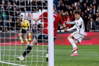 El delantero turco del Real Madrid Arda Guler (d) dispara a puerta para marcar su gol, durante el partido de la jornada 28 de LaLiga que Real Madrid y Celta de Vigo disputaron en el estadio Santiago Bernabéu. EFE/J.J. Guillén