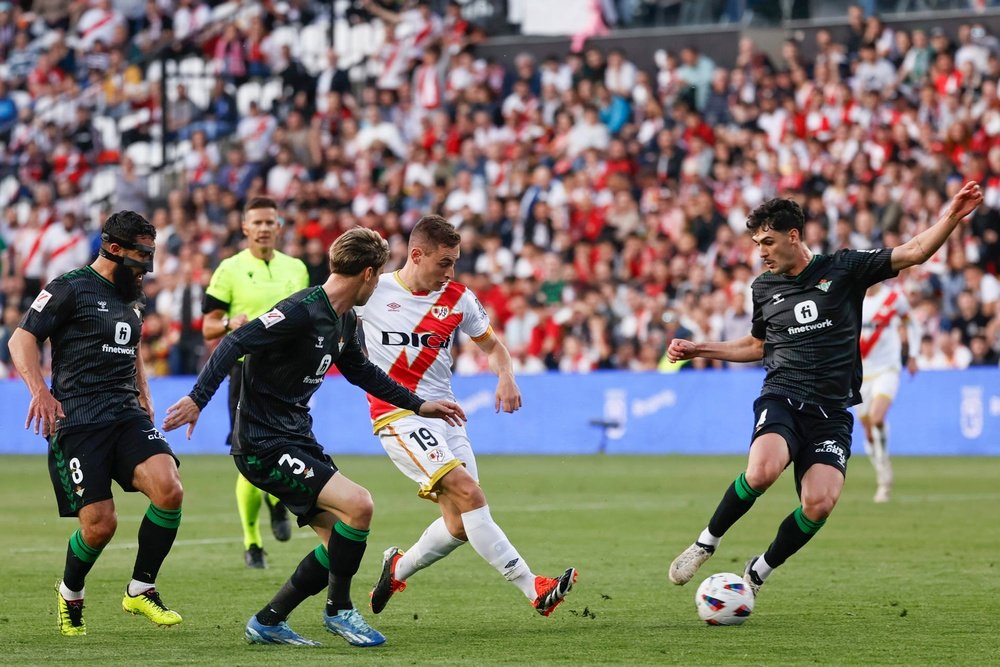 E l centrocampista del Rayo Jorge de Frutos (2-d) juega un balón ante (i-d) Nabil Fekir, Juan Miranda y Johnny, del Betis, durante el partido de Liga en Primera Divisiónen el estadio de Vallecas. EFE/Fernando Alvarado