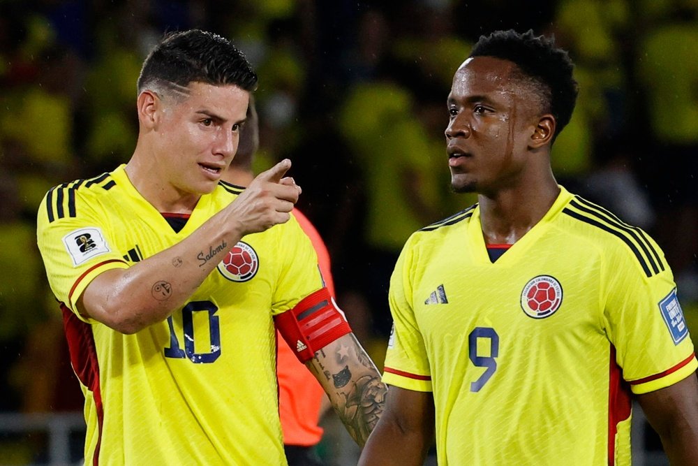 Luis Sinisterra (R) is injured. EFE