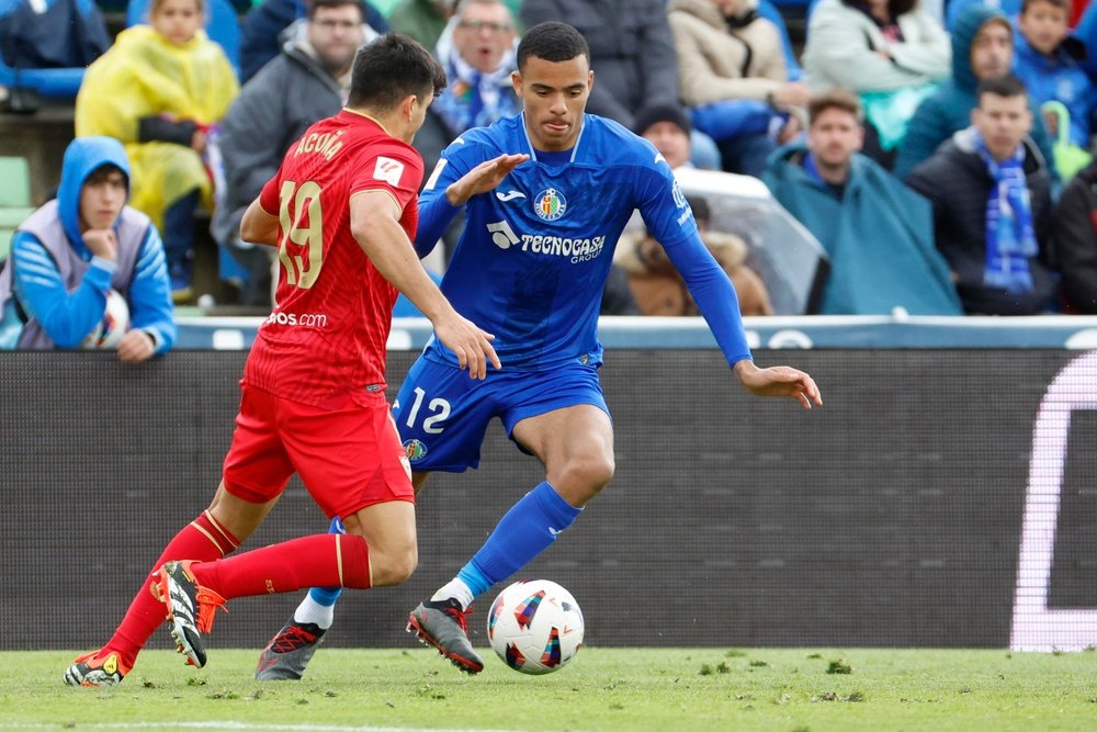 Marcos Acuña (L) defiende a Mason Greenwood (R) en el Getafe-Sevilla de Primera División 2023-24. EFE/Zipi
