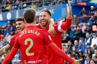 O jornal 'Relevo' assegura que o agente de Sergio Ramos já está se movimentando para conhecer as opções que o seu cliente tem para a próxima temporada. A sua prioridade é continuar no Sevilla, mas algumas opções estão na mesa.