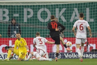 El Bayer Leverkusen quiere ganarlo todo y está haciendo méritos para ello. El conjunto dirigido por Xabi Alonso arrasó al Fortuna Düsseldorf (4-0) en las semifinales de la Copa de Alemania y selló su presencia en la final, donde se enfrentará al Kaiserlautern.