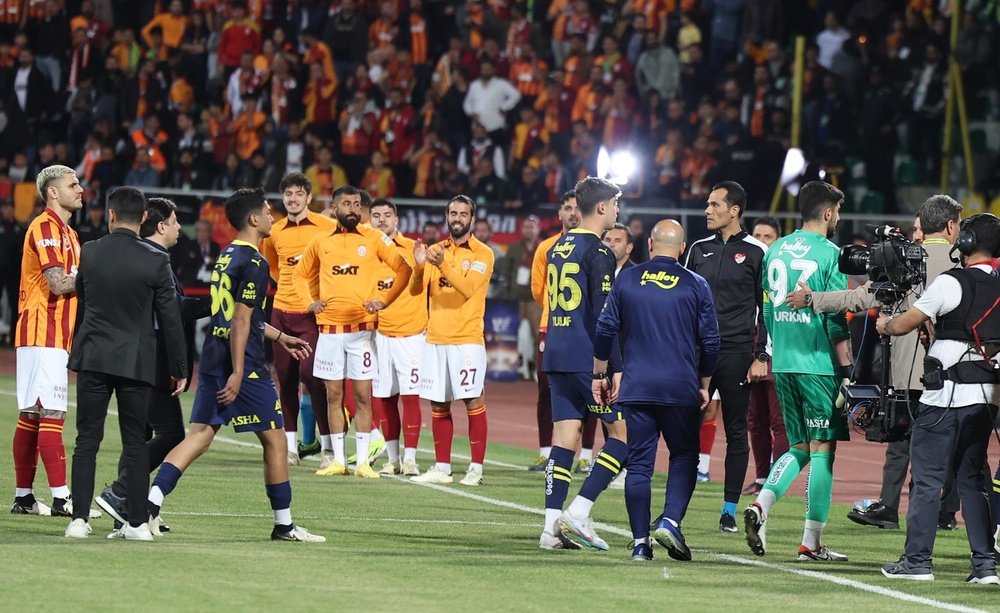 Fenerbahce players walked off the pitch after just two minutes of the Super Cup match. EFE