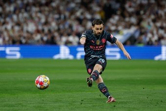PSG are interested in signing Manchester City's Bernardo Silva. According to journalist Oriol Doménech, the French side already made an attempt last summer and will try again in the next transfer window. The Portuguese player's clause is 50 million euros. 'Catalunya Ràdio', for their part, claim that the Cityzens star has decided to leave the Sky Blues and that his first choice is still FC Barcelona.