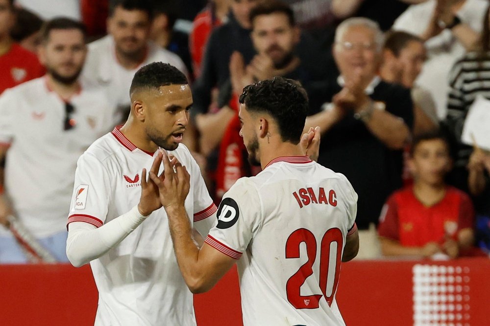 El delantero del Sevilla Isaac Romero (d) celebra con Youssef En-Nesyri (i) tras marcar el 2-0 ante el Mallorca, durante el partido de la jornada 32 de LaLiga que Sevilla FC y RCD Mallorca jugaron en el estadio Sánchez-Pizjuán de Sevilla. EFE/ Julio Muñoz