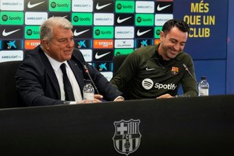 Laporta e Xavi anunciam a continuidade do treinador. EFE