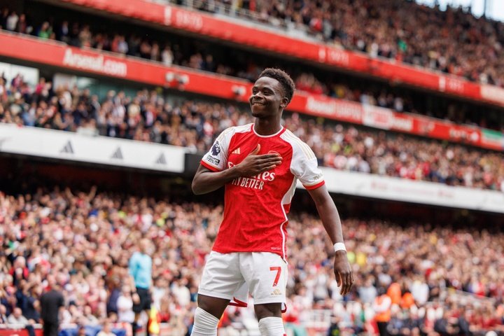 Bukayo Saka croit en les chances d'Arsenal de remporter le titre devant City. EFE