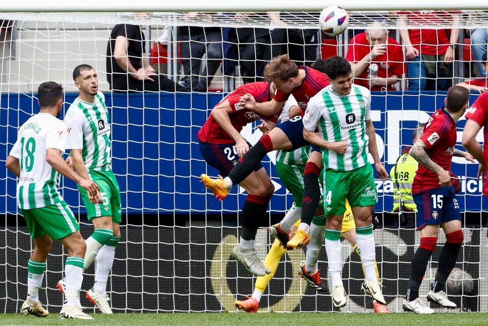 LaLiga denuncia insultos al árbitro en Pamplona, Santander y Huesca. EFE