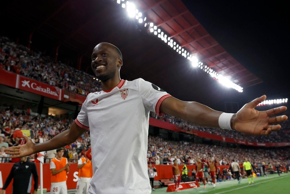 El delantero belga del Sevilla FC Dodi Lukébakio celebra tras marcar el 3-0 ante el Granada durante el partido de la Jornada 34 de LaLiga que estos dos equipos juegan hoy en el estadio Sánchez Pizjuán. EFE/ Julio Muñoz