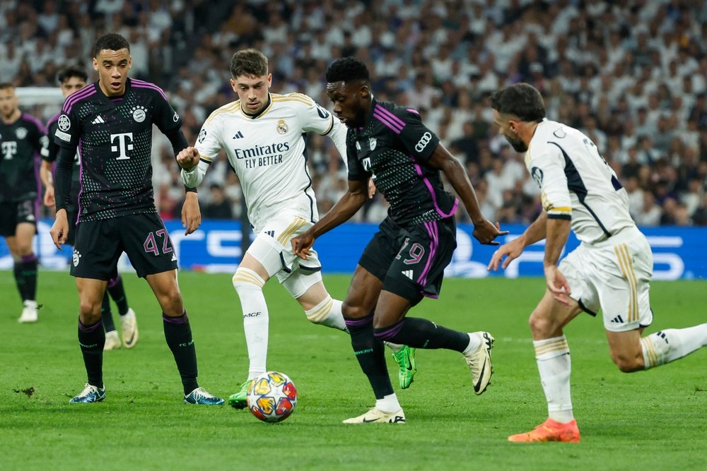 Alphonso Davies (c) conduit le ballon lors d'un match face au Real Madrid. EFE / Juanjo Martín