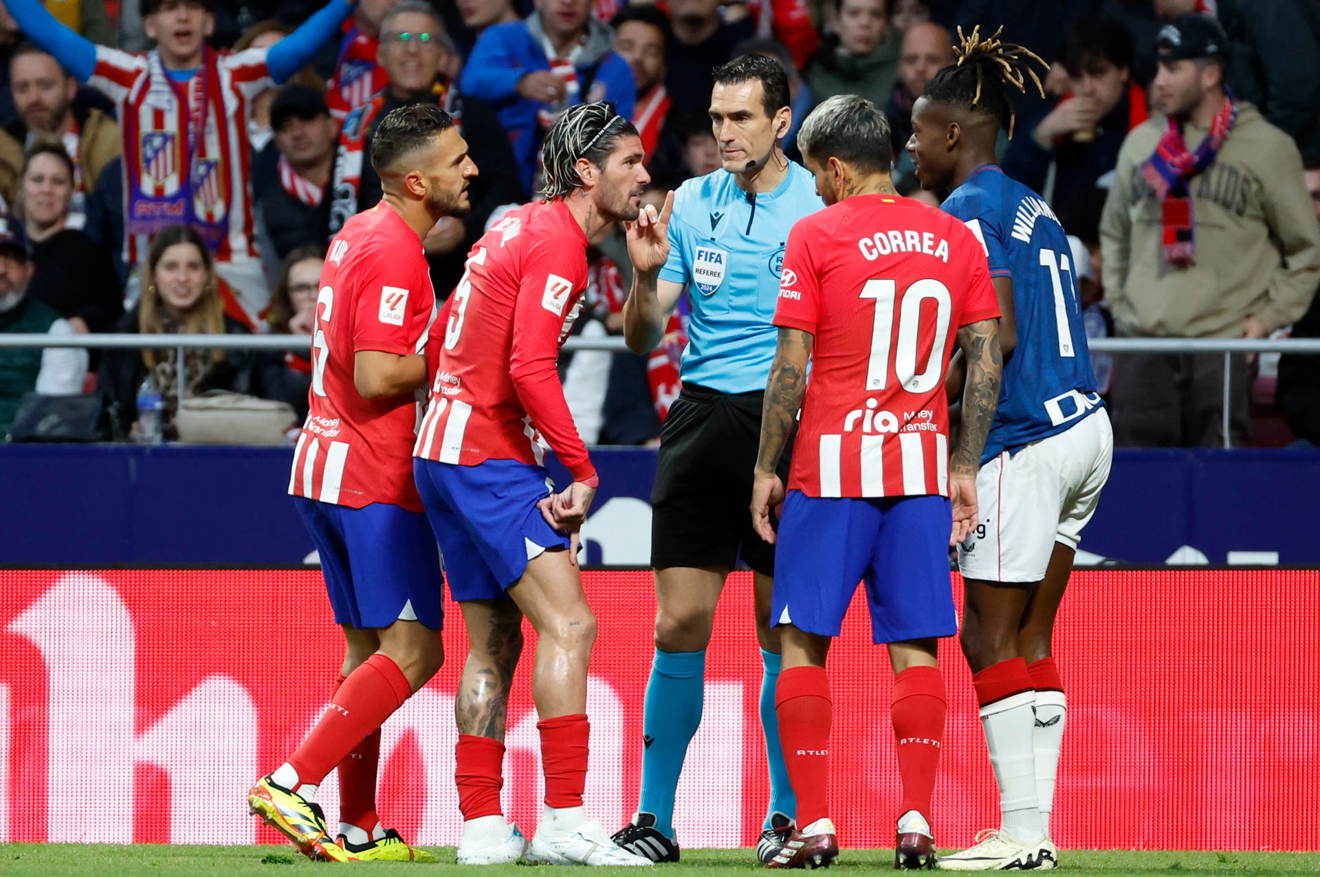 Atletico Madrid are looking for a reliable striker to reinforce their attacking options for next season. However, one of the conditions must be that he should not be excessively expensive, so three options are gaining momentum: Samu Omorodion, Giuliano Simeone and Carlos Martín.