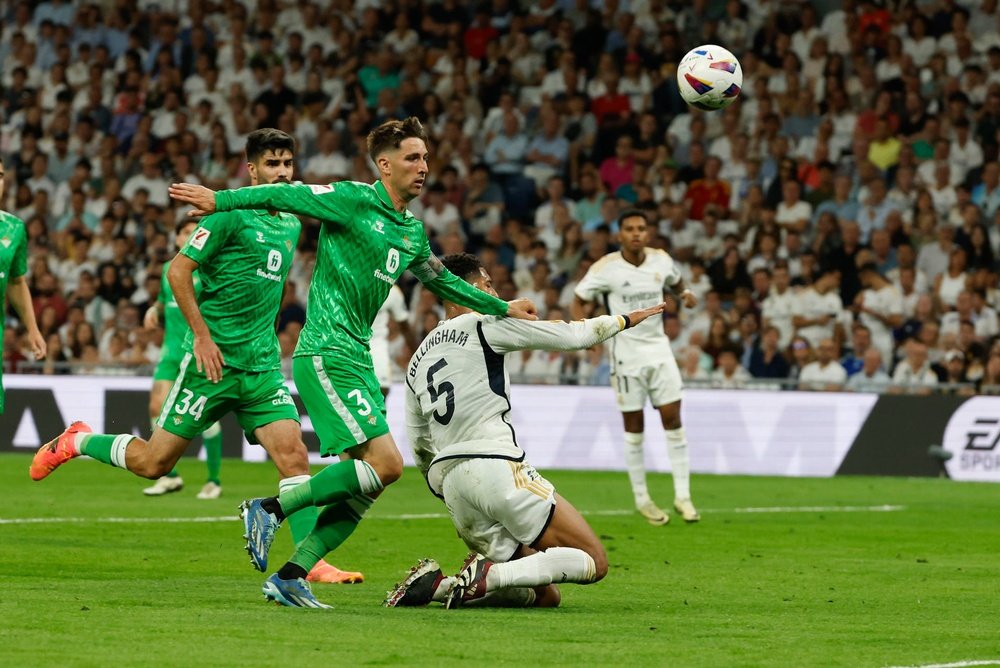 - El centrocampista británico del Real Madrid Jude Bellingham (d) lucha con Juan Miranda, del Betis, durante el partido de la jornada 38 de LaLiga que Real Madrid y Real Betis disputan hoy sábado en el estadio Santiago Bernabéu, en Madrid. EFE/JJ Guillén