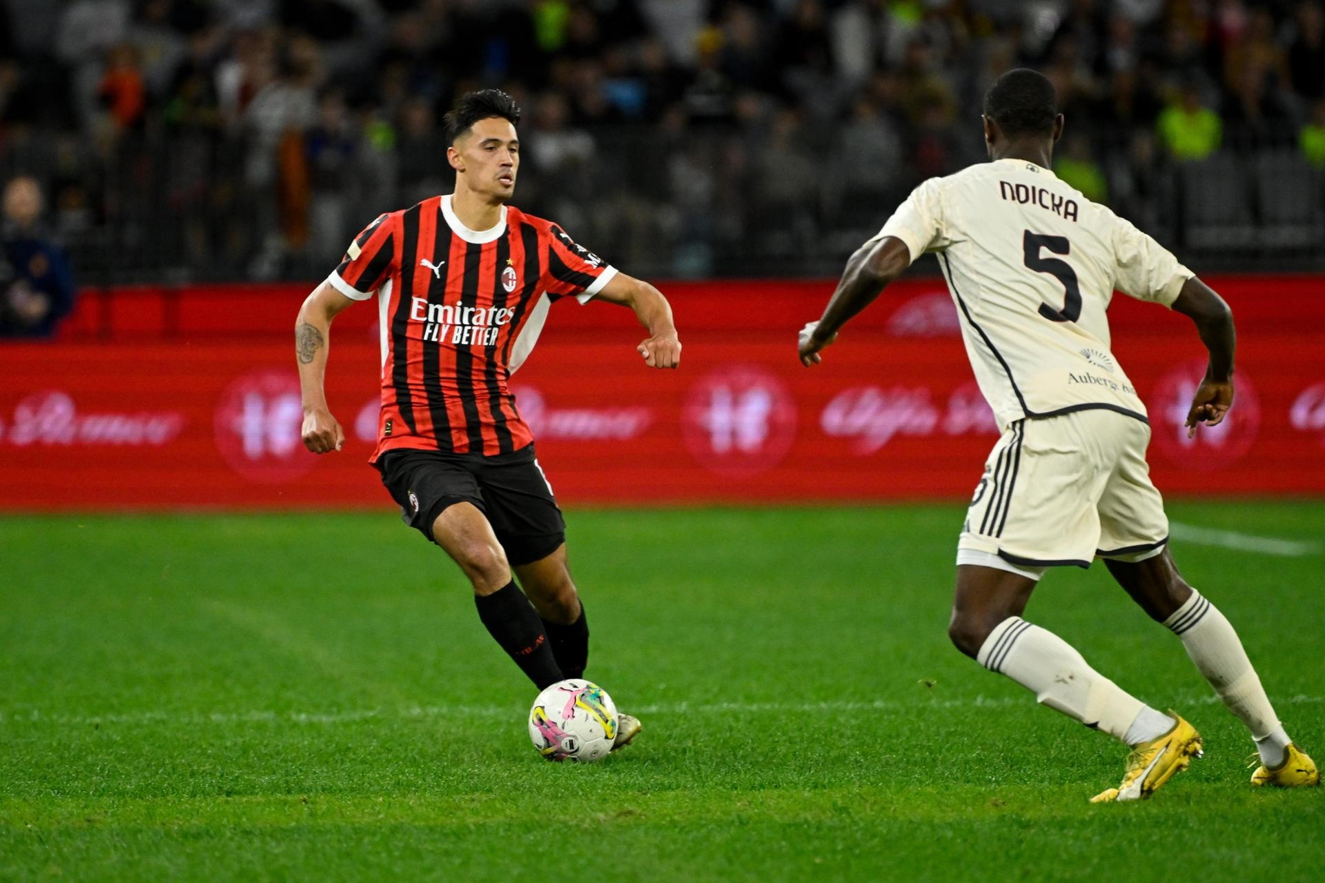 Tijani Reijnders lleva las manijas del Milan. AFP