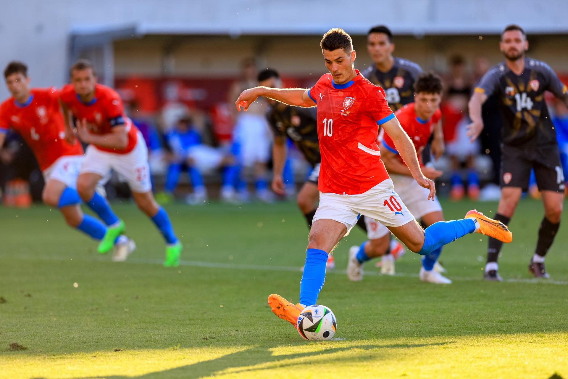 República Checa comenzó el camino al Mundial con una victoria muy sufrida ante Islas Feroe (2-1), en un partido protagonizado por Schick. El delantero del Bayer Leverkusen firmó un doblete y evitó a su país de un doloroso empate ante una débil selección.