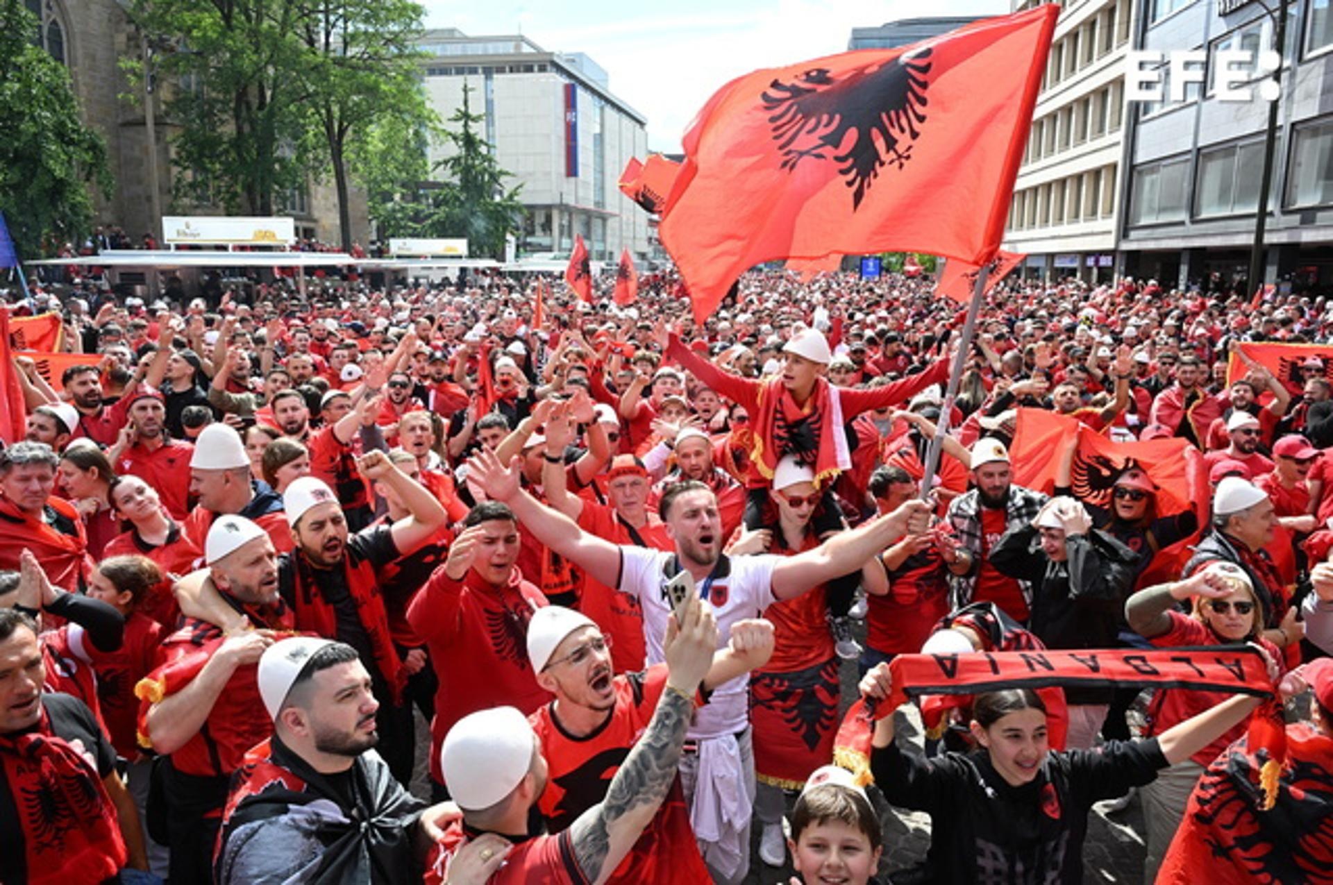 A Albania le sale cara su afición: 37.000 euros por portarse mal