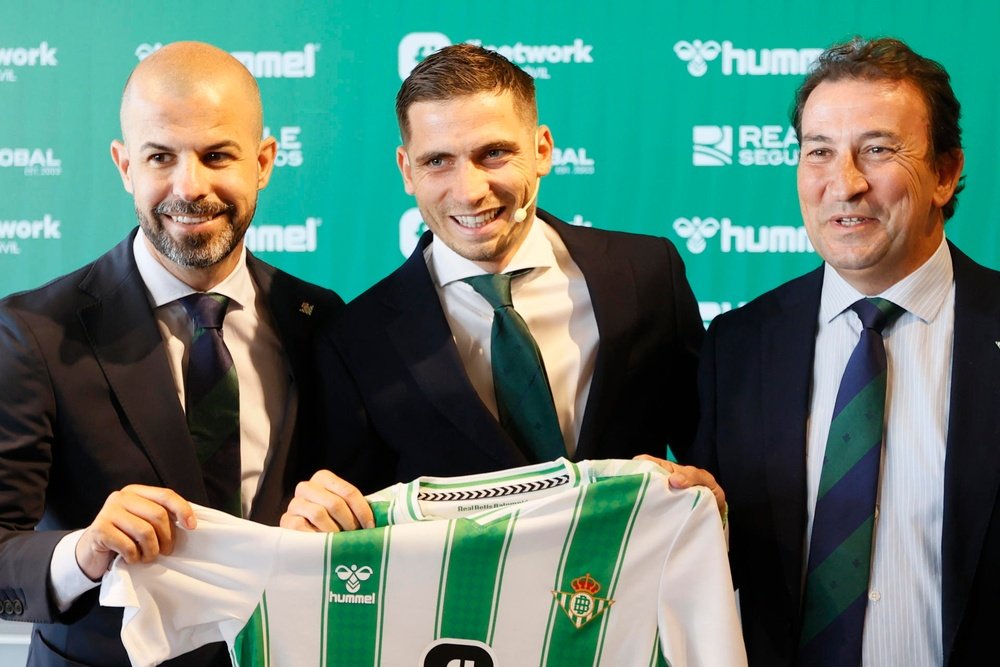 El lateral zurdo francés Romain Perraud (c), junto al director deportivo del Betis, Manu Fajardo (d) y el vicepresidente del club, José Miguel López Catalán (i), durante la presentación del jugador, primer fichaje estival del club bético, en la Ciudad Deportiva Luis del Sol en Sevilla. EFE/José Manuel Vidal