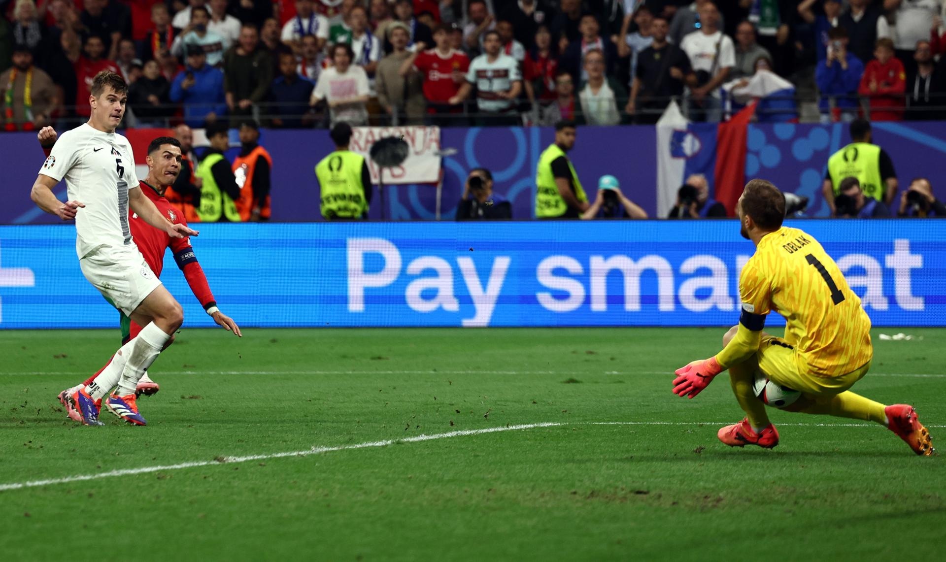 Il Portogallo ha raggiunto i quarti di finale degli Europei. La squadra di Roberto Martinez ha steso la Slovenia dagli undici metri grazie a tre parate di Diogo Costa, l'eroe della notte del Deutsche Bank Park.