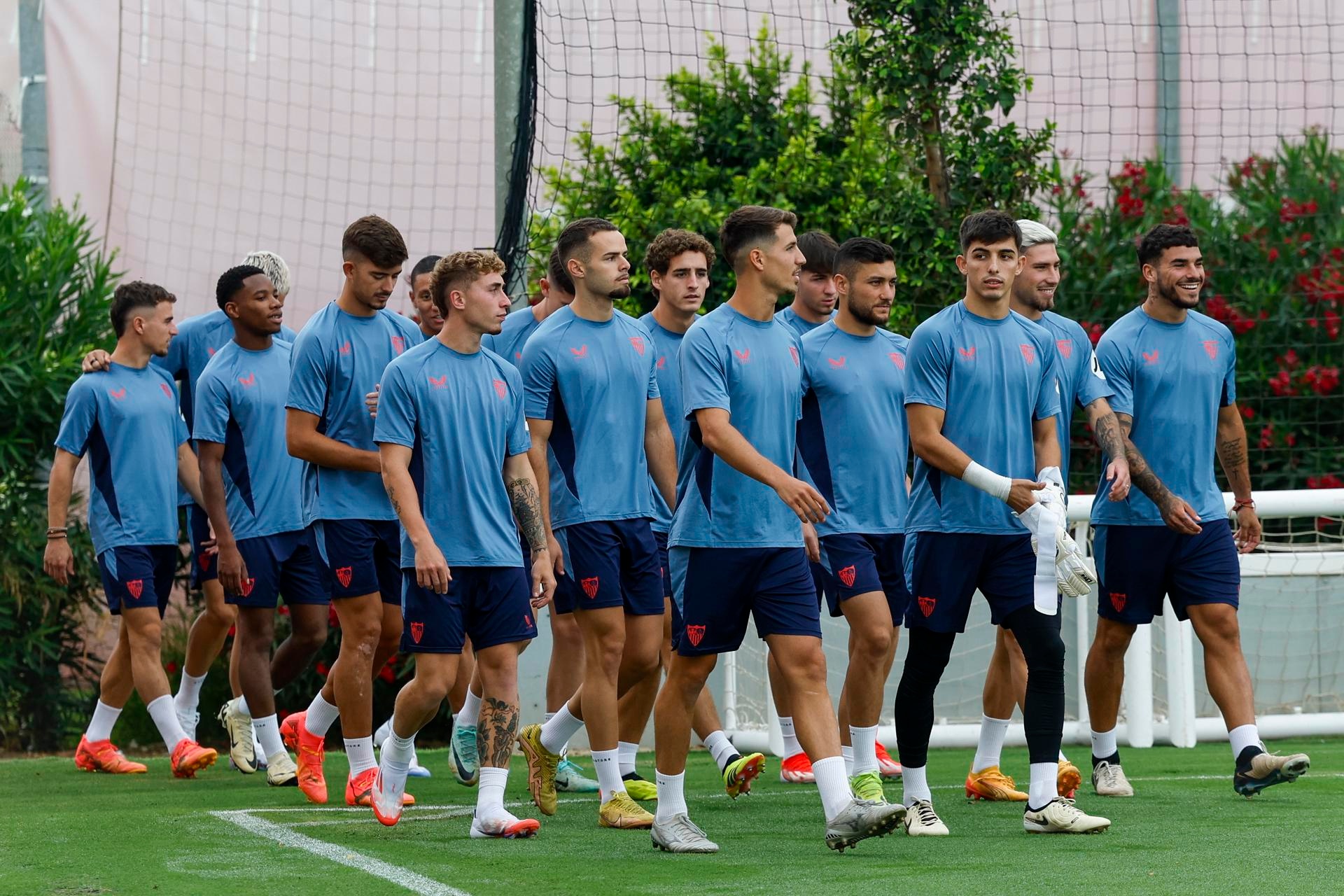 Los jugadores del Sevilla dirigiéndose hoy sábado a su primer entrenamiento con el nuevo técnico, Francisco Javier García Pimienta, en la ciudad deportiva del club sevillano. EFE/ Julio Muñoz