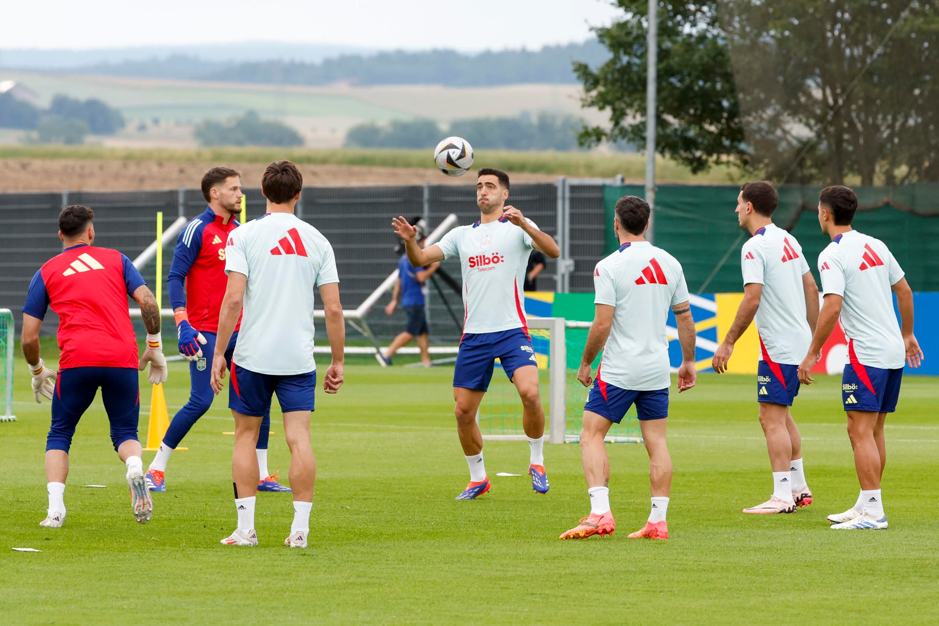 Navas se prueba en una sesión ofensiva y cerrada. EFE