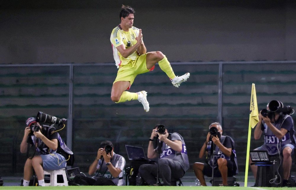 Vlahovic hace volar a la Juve. EFE