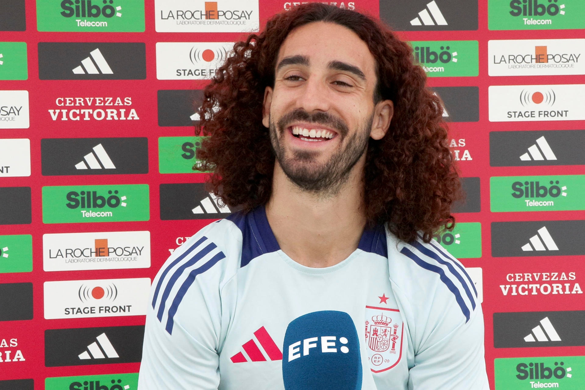 Cucurella performed a song that went viral on social media about him and Haaland. EFE