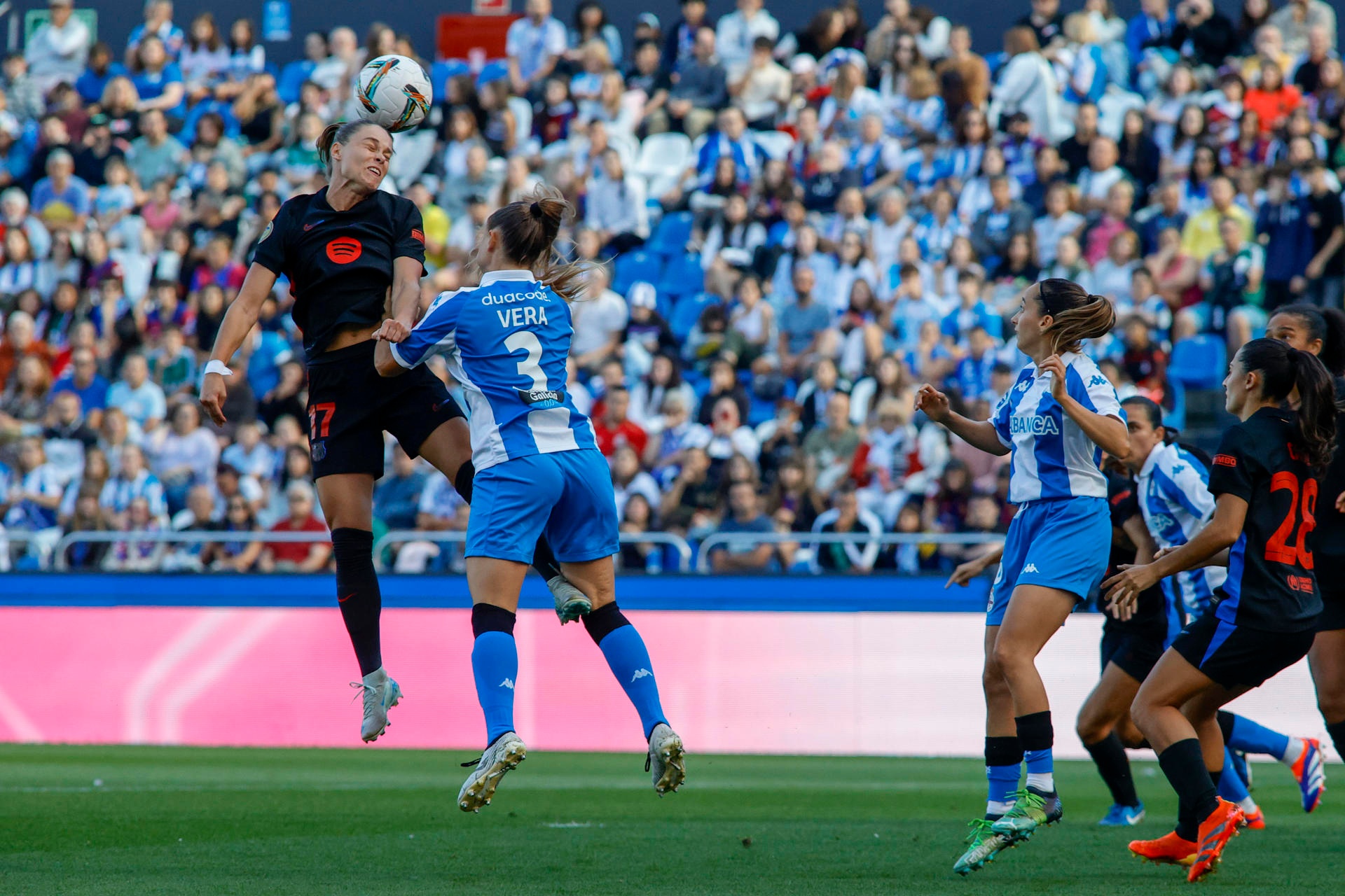 El Barcelona arrancó la temporada en la Liga F con una contundente victoria contra el Deportivo de La Coruña en Galicia. Ewa Pajor anotó un doblete en un partido en el que Alexia Putellas dio una asistencia y Esmee Brugts se encargó de la otra diana. Las azulgranas no son lideresas, de momento, porque el Real Madrid le endosó una 'manita' al Espanyol en su desplazamiento a Cataluña.
