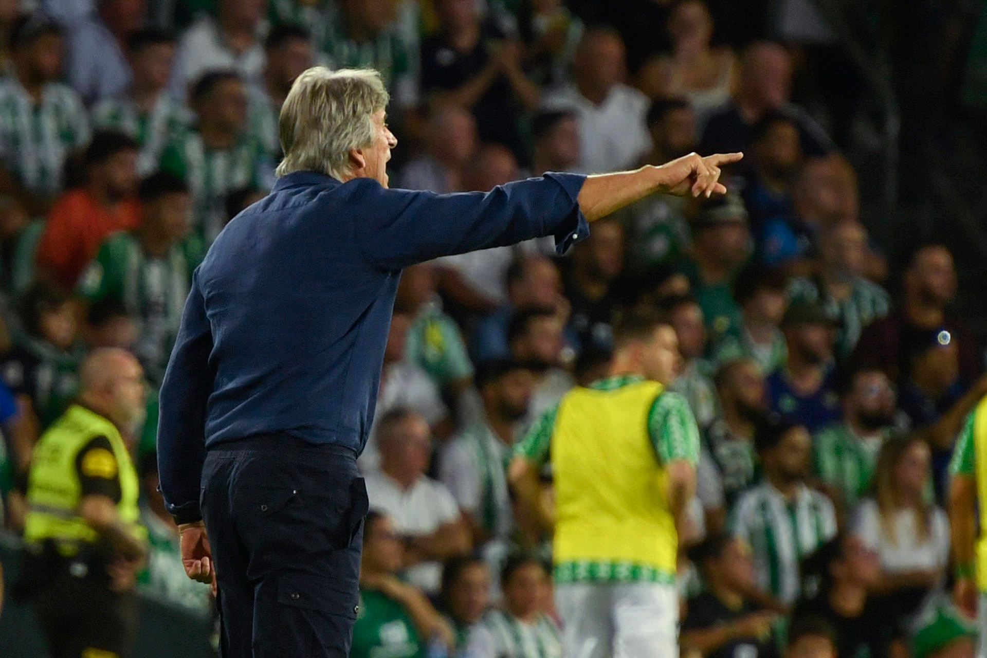 Pellegrini pidió cabeza fría a sus jugadores en el derbi. EFE