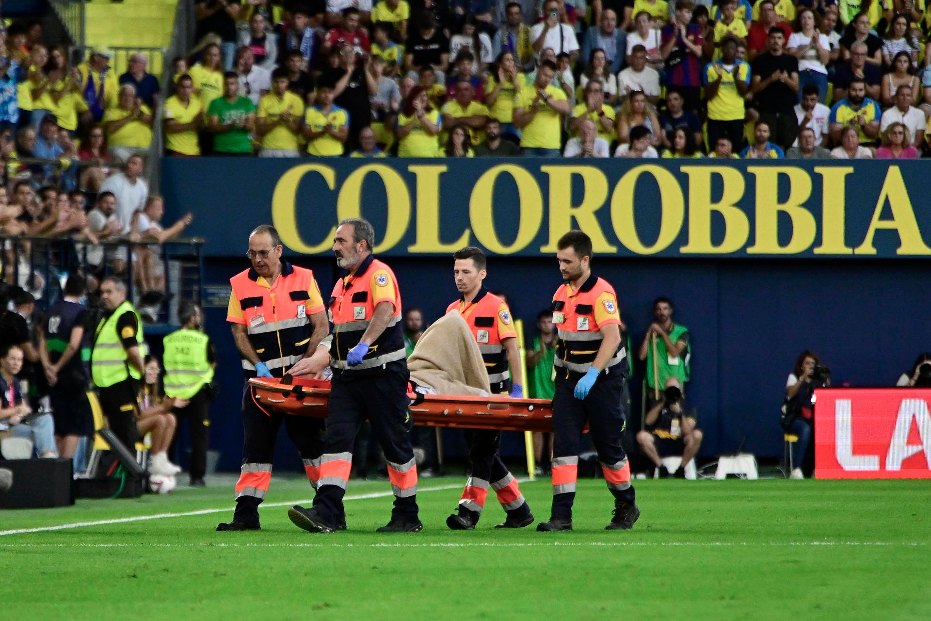 Ter Stegen had to leave the pitch with an injury to his right knee. Screenshot/DAZN