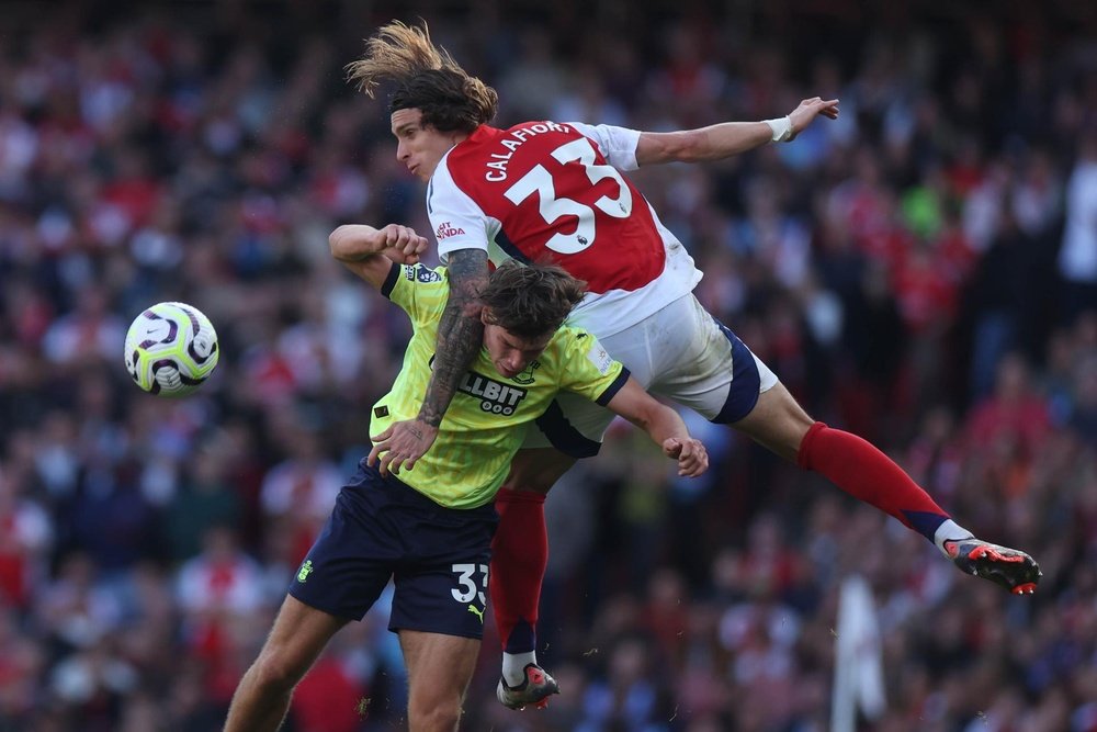 Dibling (L) has impressed despite Southampton's relegation battle. EFE