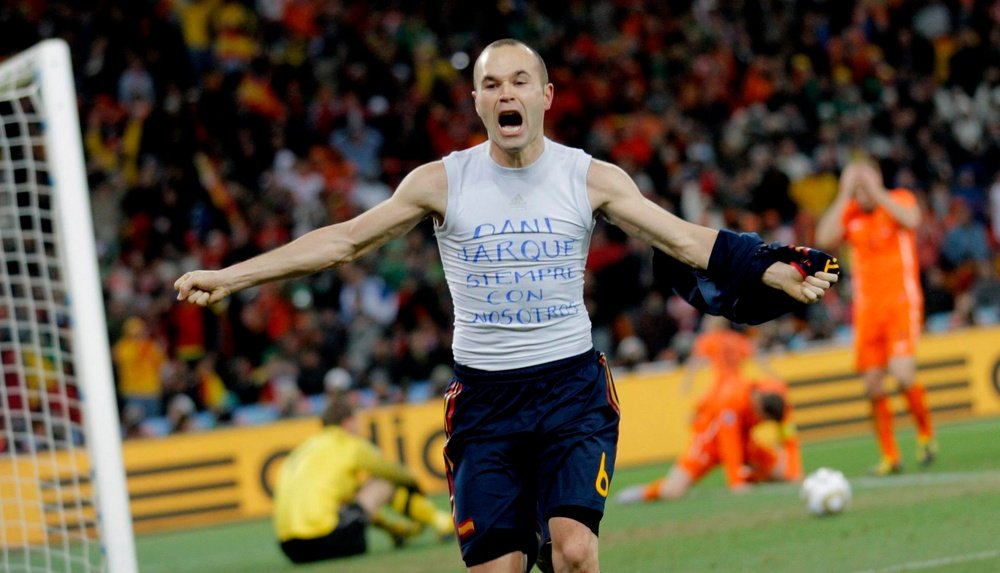 Iniesta se despidió del fútbol. EFE/Lavandeira Jr.
