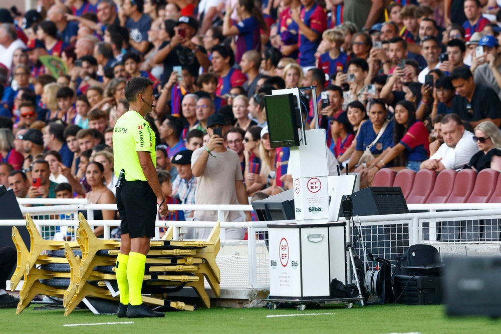 La FIFA piensa en una posible alternativa al VAR. EFE