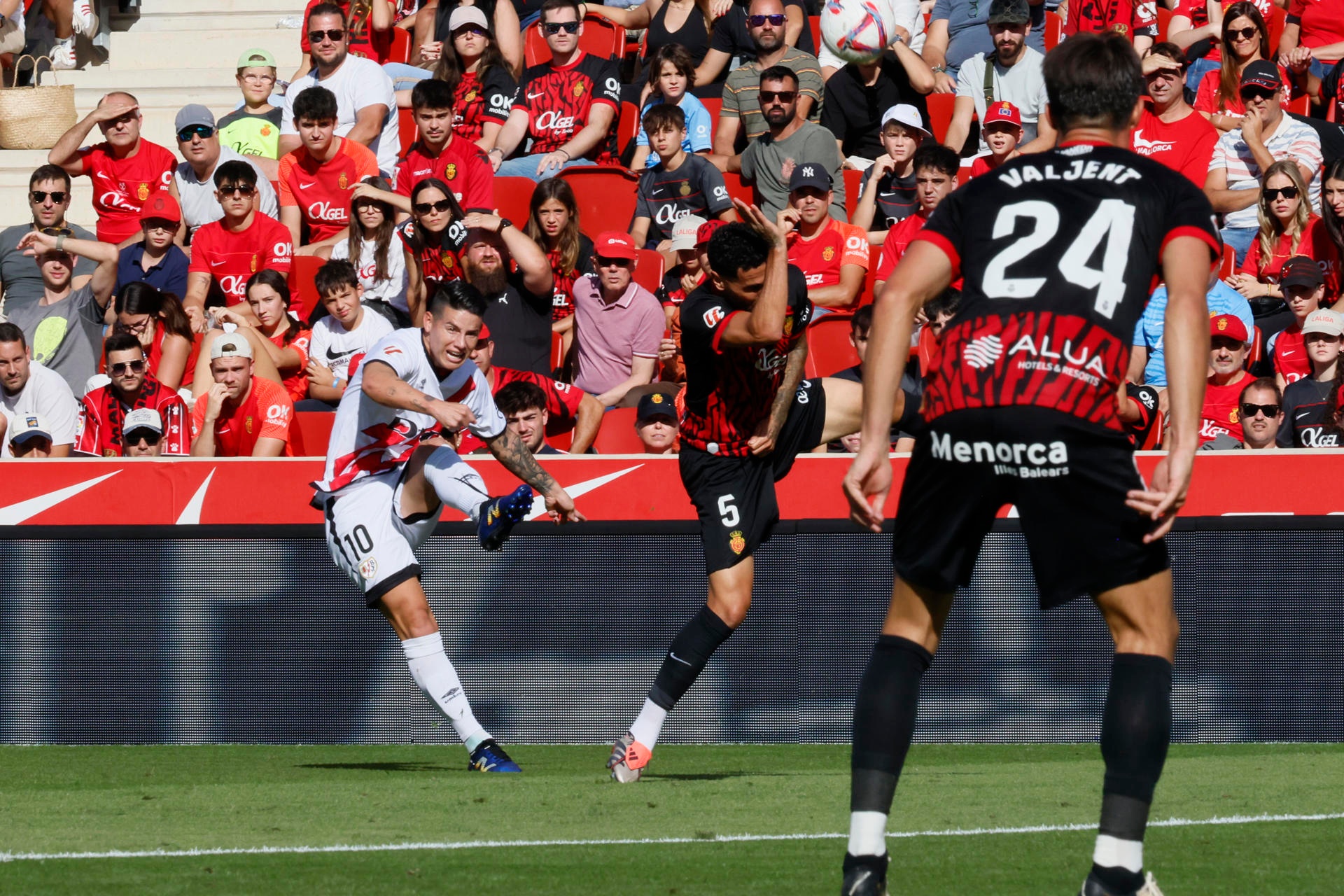 FIFA sanciona a Rayo y Mallorca con 3 ventanas sin fichar. EFE