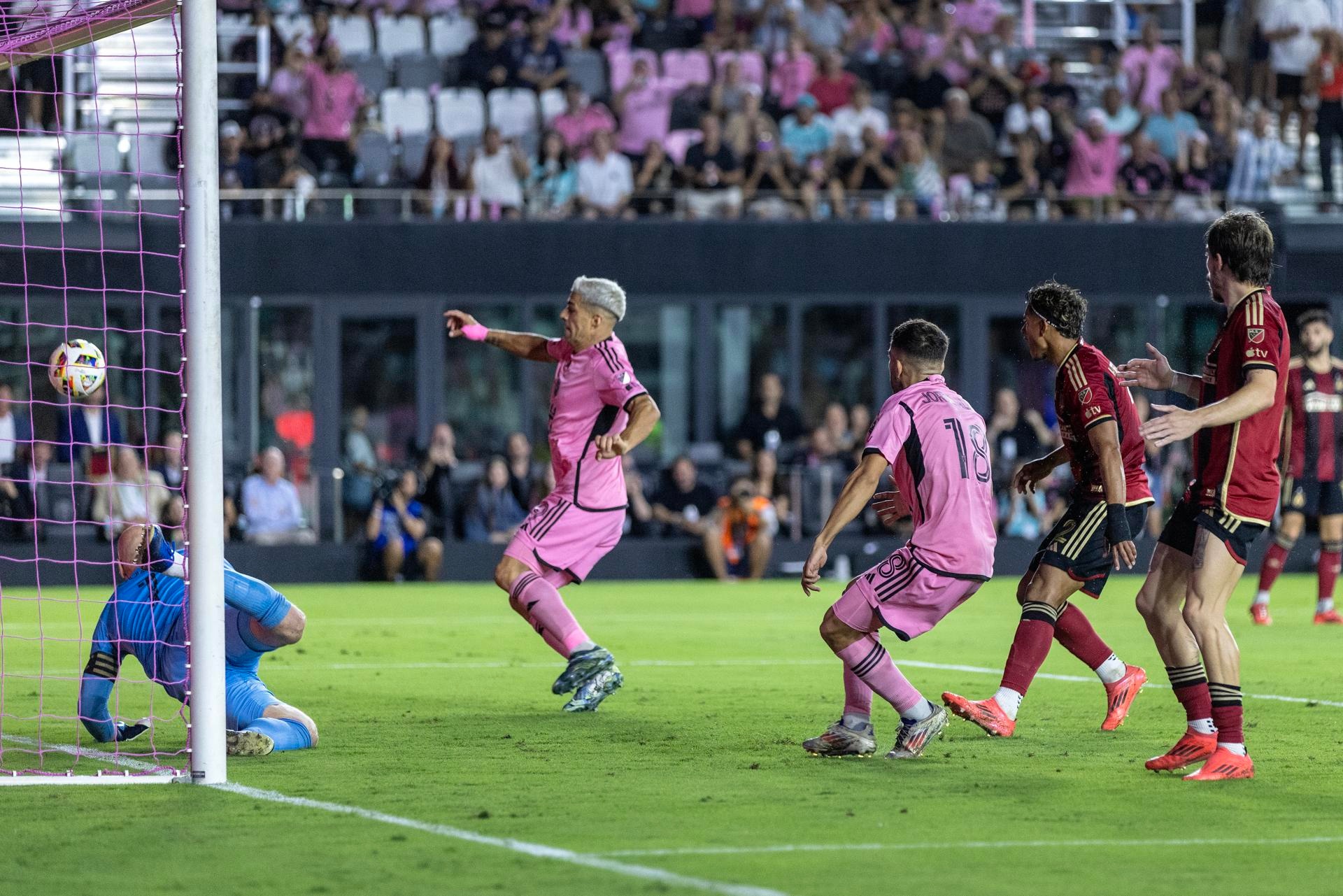 Con Leo Messi en el banquillo, el Inter Miami se impuso a Charlotte en la tercera fecha de la MLS. La expulsión de Óscar Ustari no le quitó puntos al equipo de Javier Mascherano, que se va directo a las primeras posiciones de su conferencia.