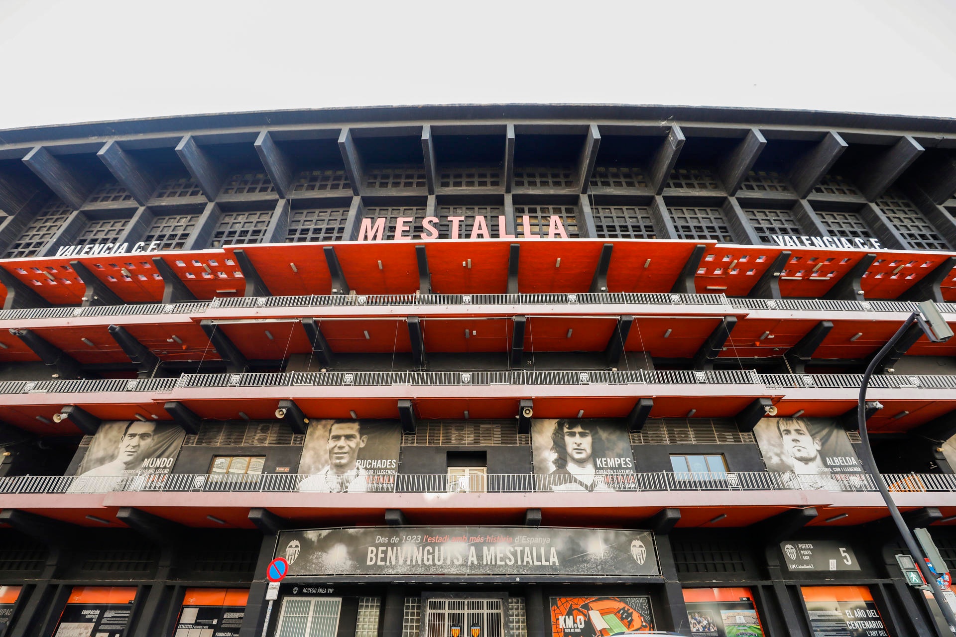 Homenaje a lo grande en la vuelta del Valencia a Mestalla. EFE