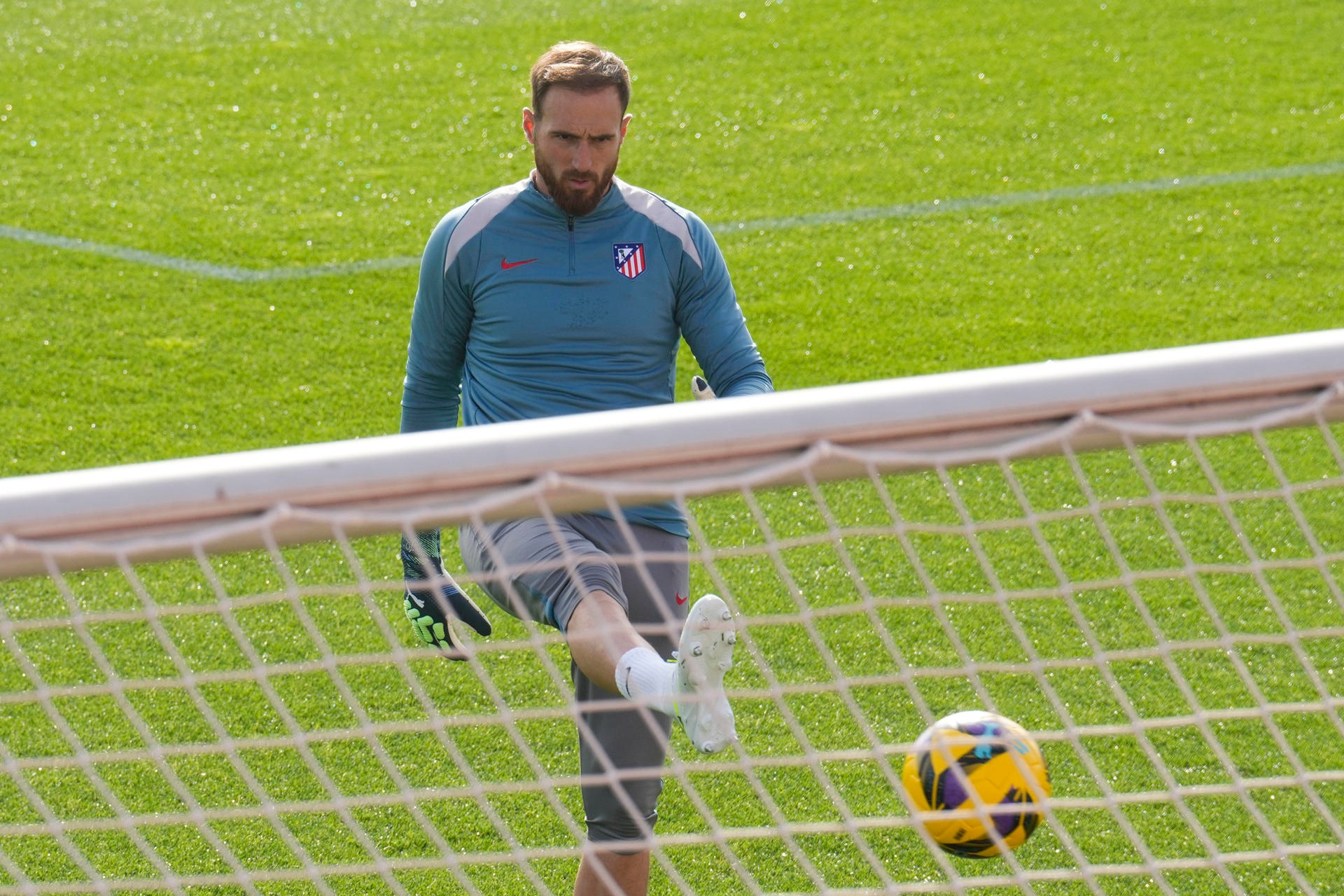 El Atleti se entrenó sin Barrios, Sorloth, Giménez ni Oblak. EFE