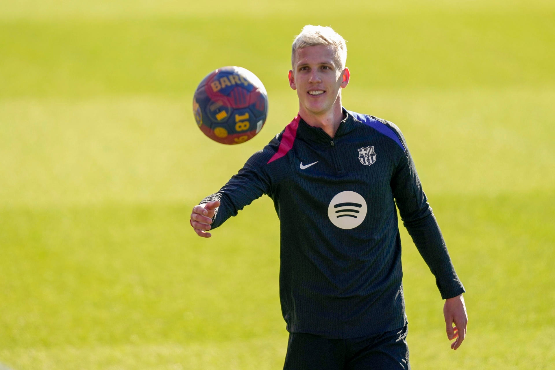 Dani Olmo apunta a Mestalla: realizó parte del entrenamiento con el grupo. EFE