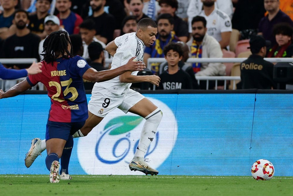 Yuste reproche à Mbappé son tacle. EFE