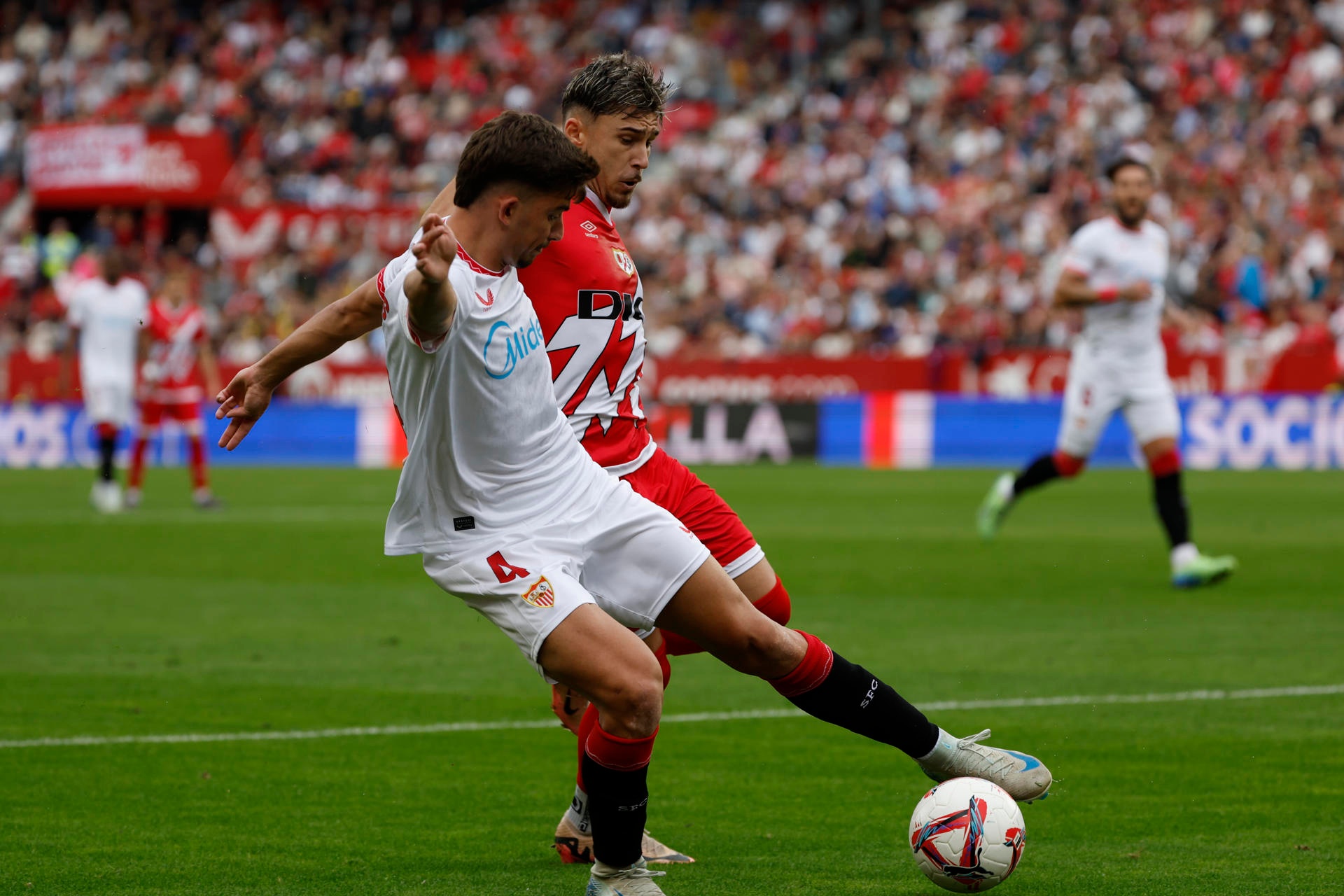 Kike Salas acaparó la atención del entrenamiento del Sevilla tras su detención. EFE