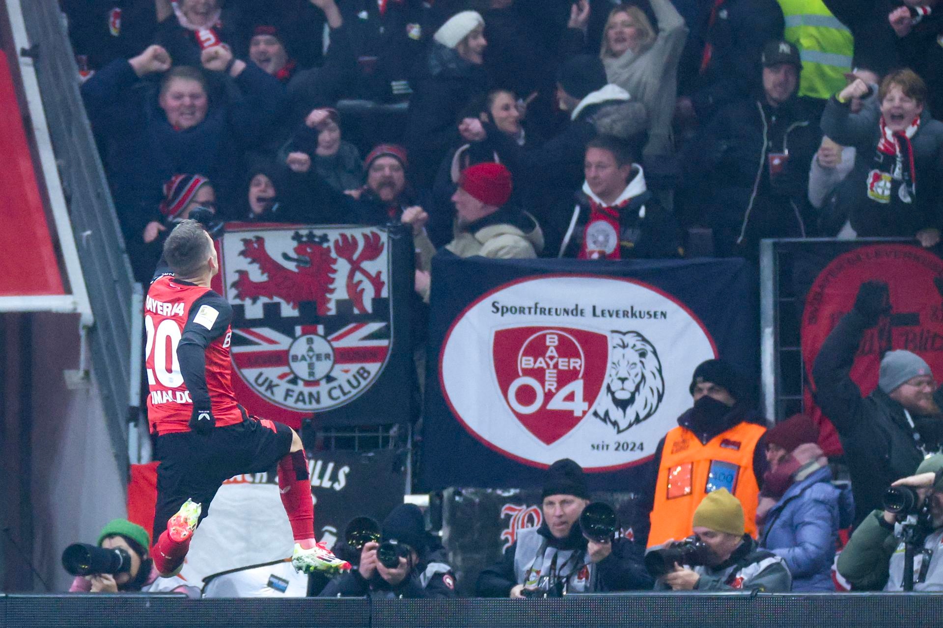 Grimaldo marcó un golazo de falta. EFE