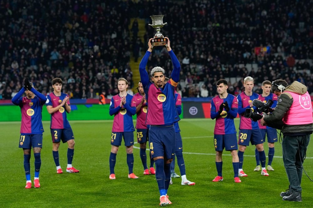 Ronald Araujo is on the verge of signing a new deal with Barca. EFE