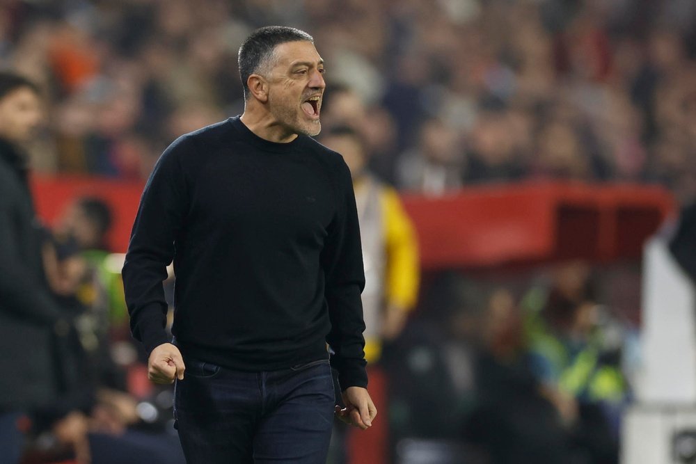 El Sevilla despide a García Pimienta y se encomienda a Caparrós. EFE/Julio Muñoz