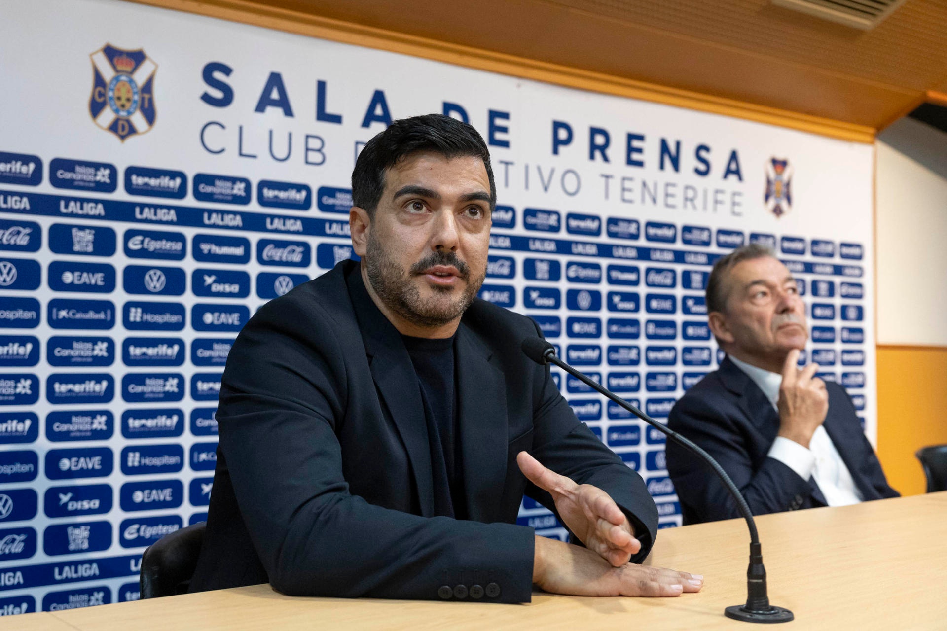 El consejero del Tenerife, en libertad tras declarar por presunta violencia de género