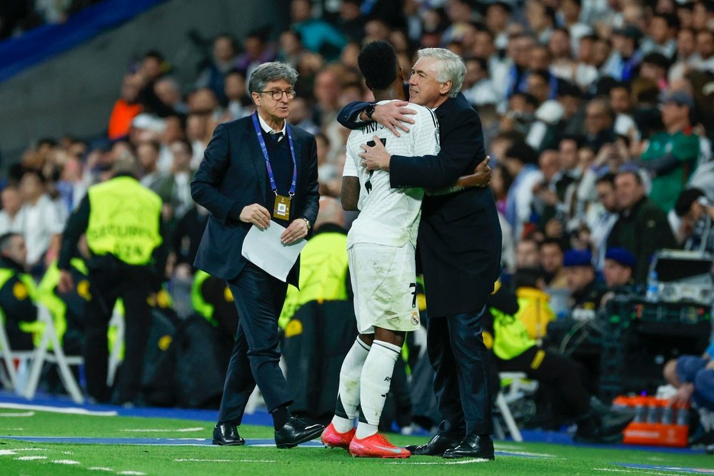 Vini se despide del Ancelotti madridista y le da la bienvenida en Brasil. EFE/Juanjo Martín