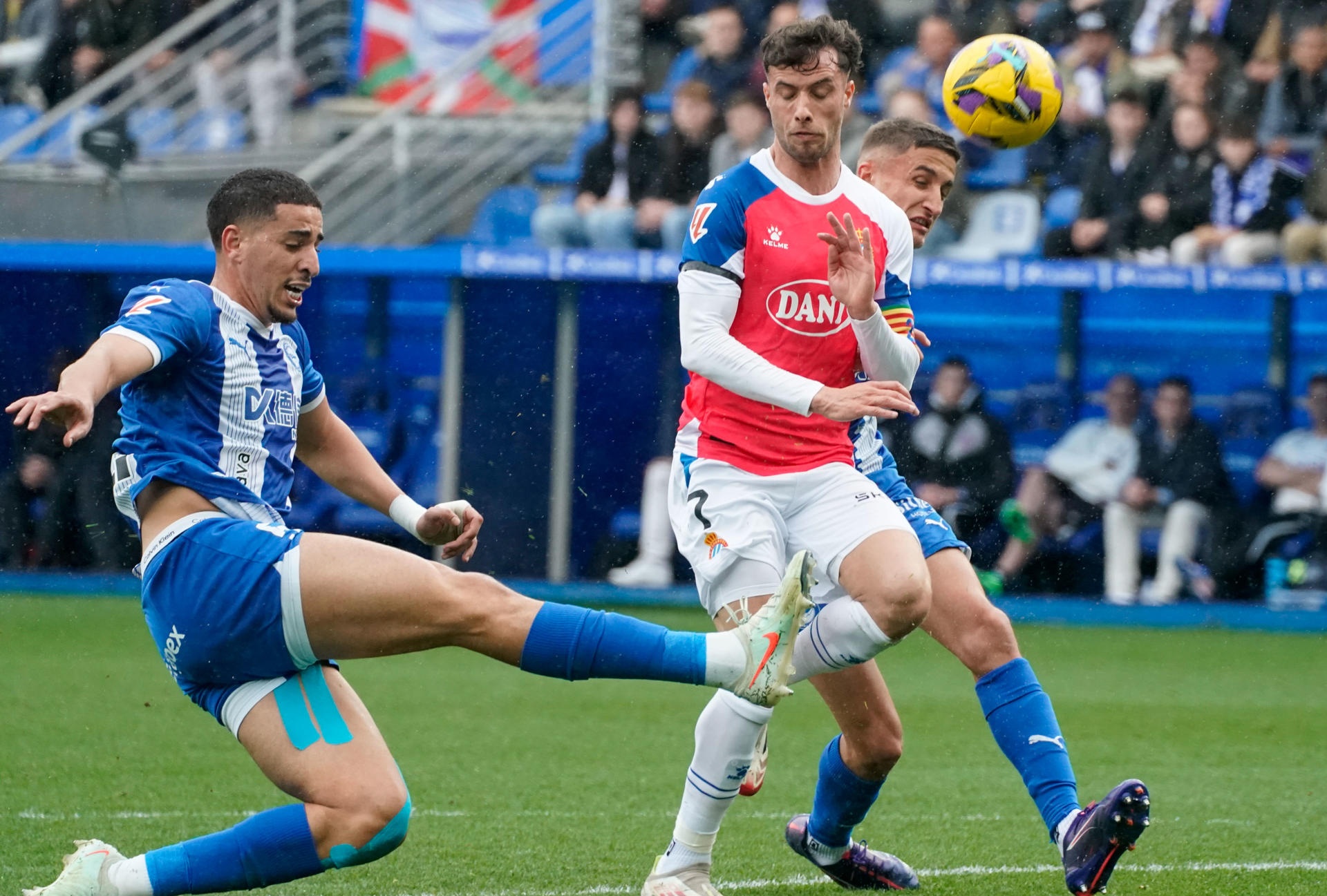 La Ertzaintza identificó a 70 radicales con objetos peligrosos en el Alavés-Espanyol. EFE