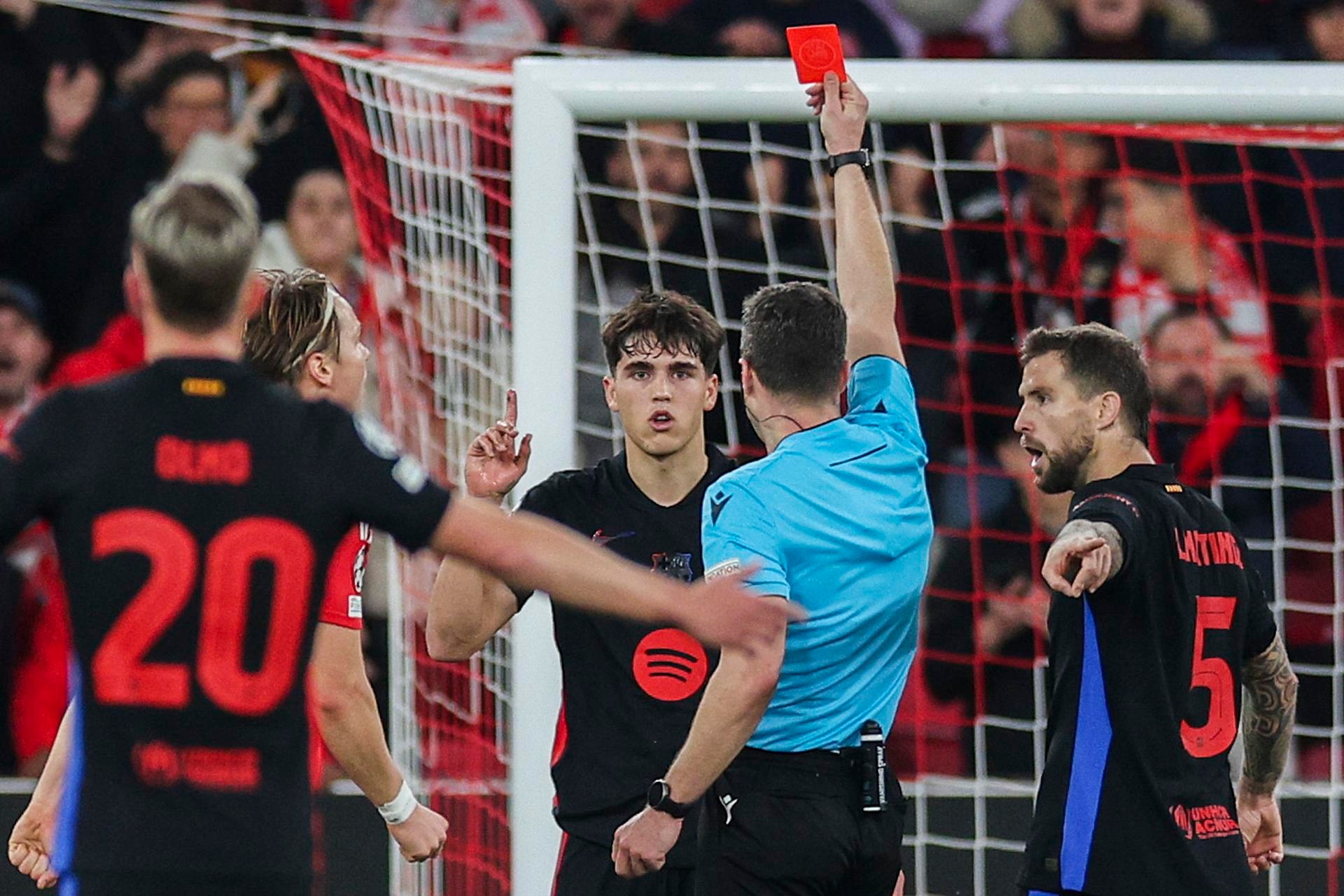 Zwayer, árbitro para la final de la Europa League con ayuda española. EFE