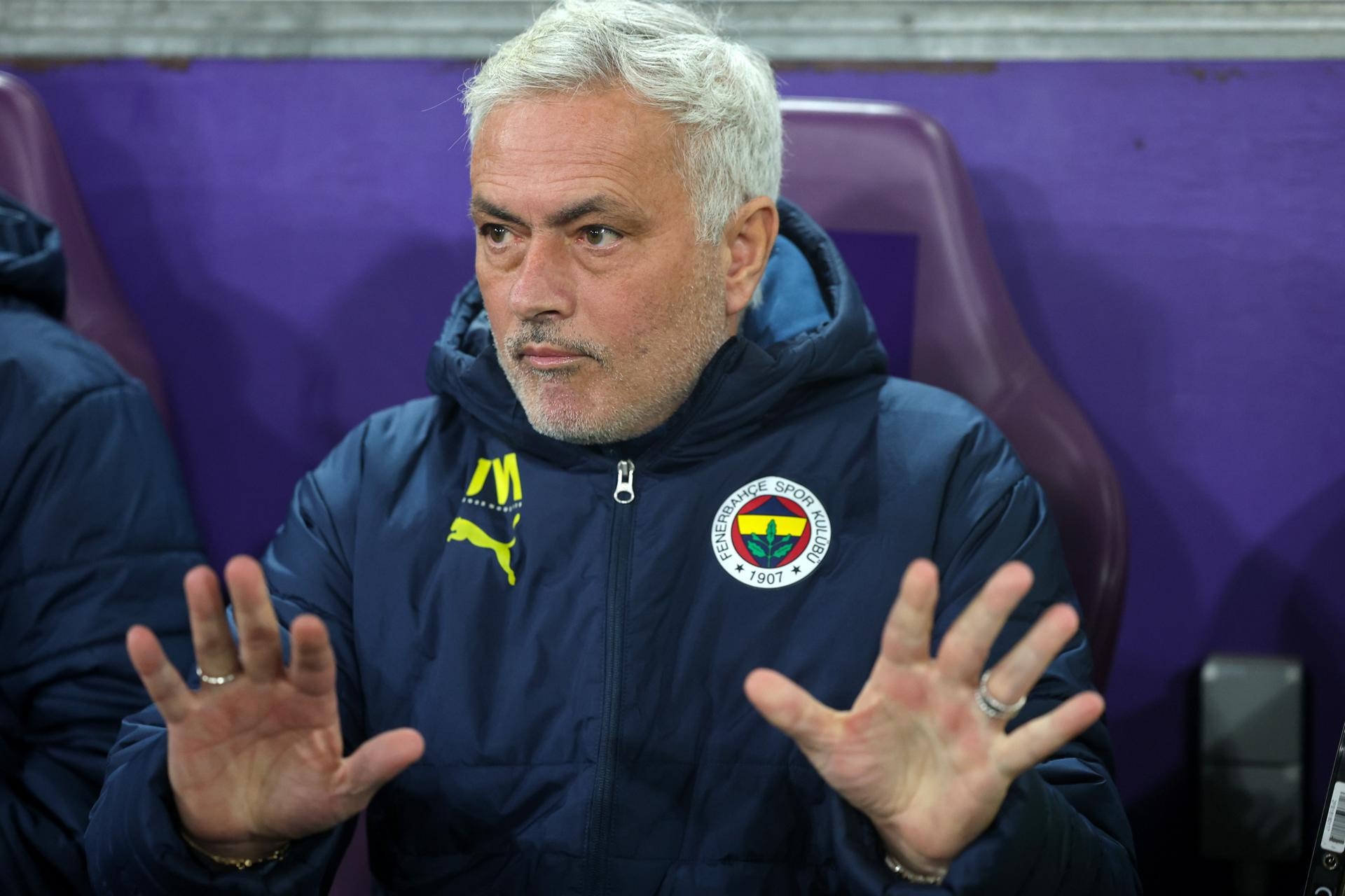 Mourinho señaló al VAR. EFE/Olivier Matthys