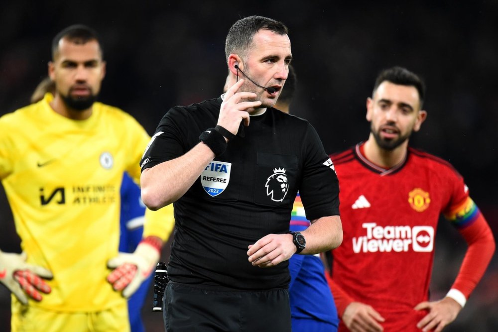 Kavanagh will officiate Preston North End v Aston Villa. EFE