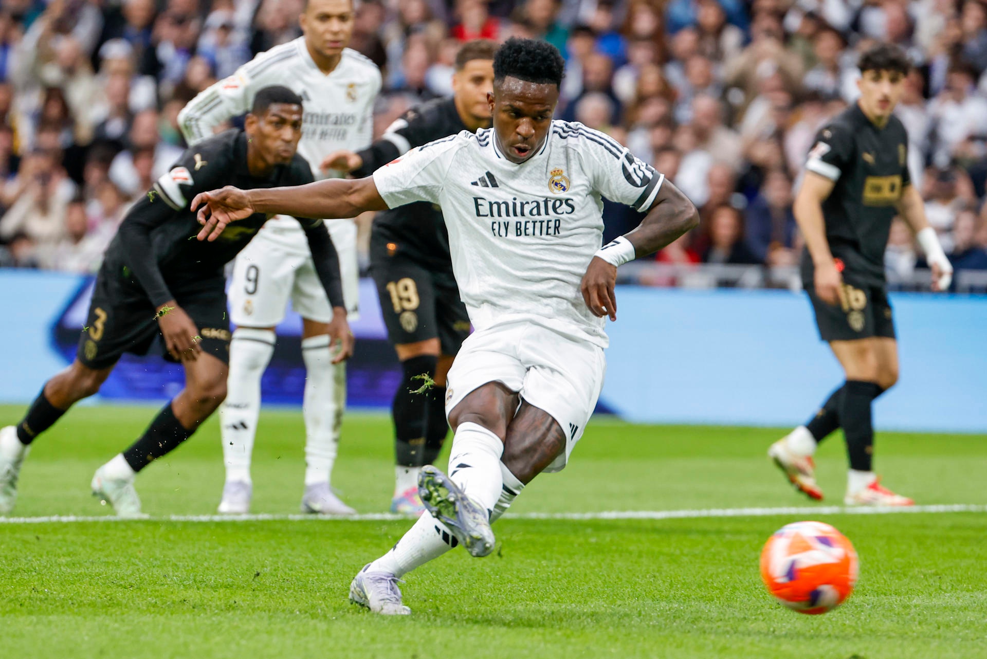 Vinicius 'yet to pay up' on €50 penalty bet, claims Hugo Duro